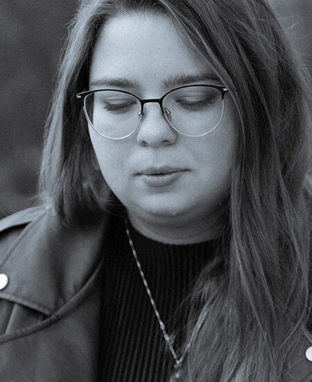 „Rengeteget olvasni, kíméletlen kritikákat kapni, írni” – Interjú Fehér Enikővel